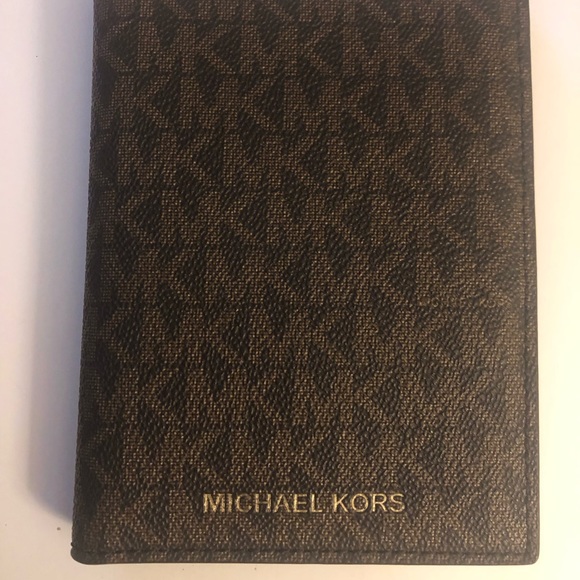 Authentic Michael Kors jet set passport holder/wallet - Picture 1 of 5